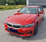 BMW 330e Touring Sport Line HUD - rote BMW 330