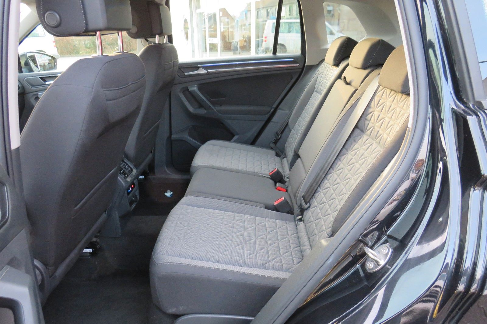 Fahrzeugabbildung Volkswagen Tiguan Life TDI DSG AHK NAVI KAMERA LED ACC GJ