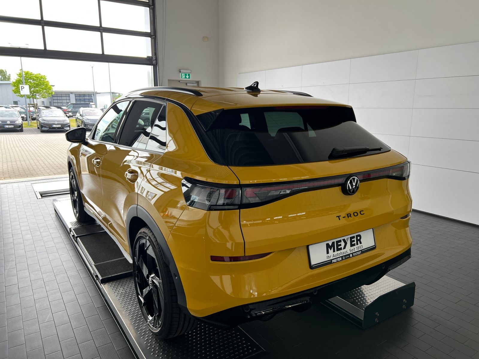 Fahrzeugabbildung Volkswagen T-Roc R-Line 1.5 eTSI DSG *BlackStyle, AHK, 20"-