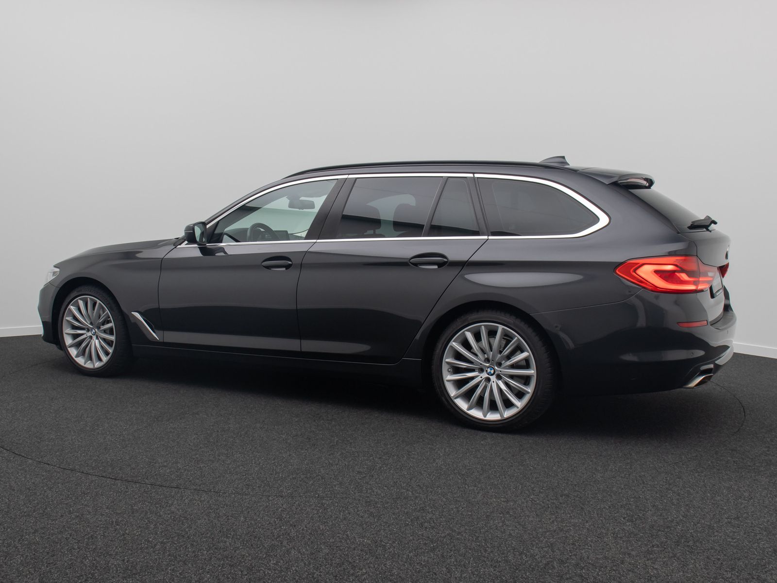 Fahrzeugabbildung BMW 540i xD HUD Kamera MSport Komfort Panorama19Zoll