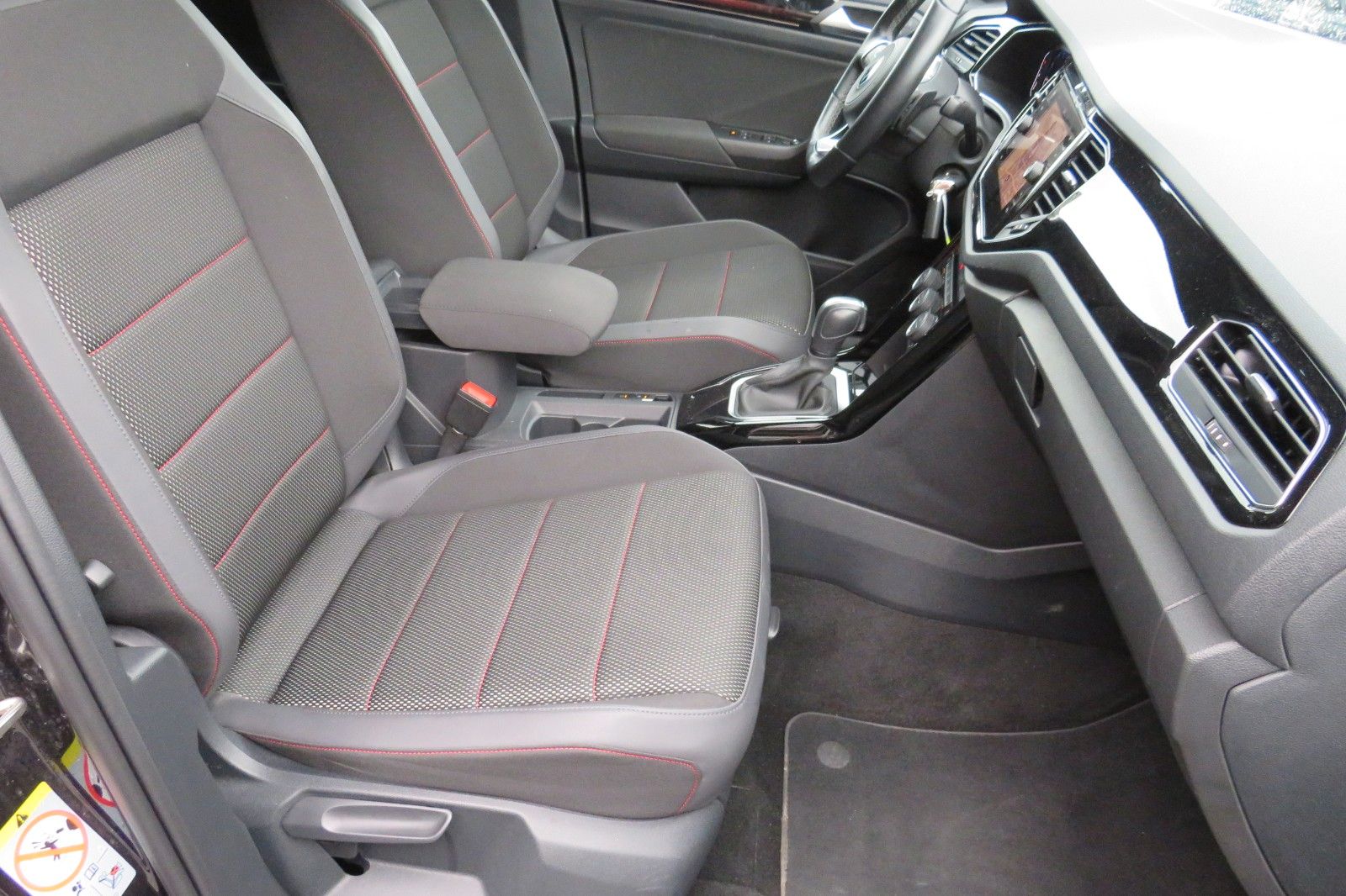 Fahrzeugabbildung Volkswagen T-Roc Sport DSG NAVI 18`SITZH. PDC DIGITAL-COCKP