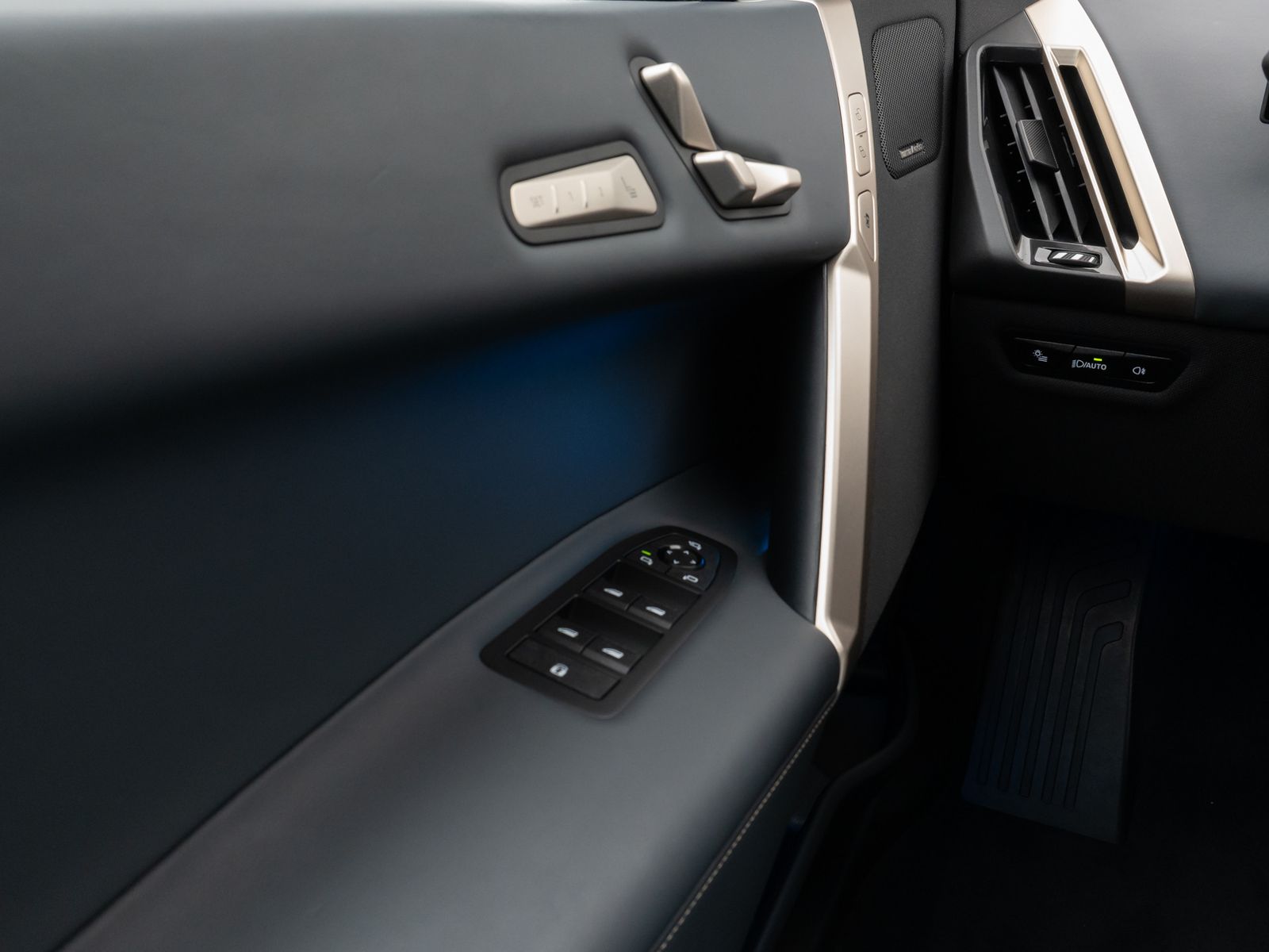 Fahrzeugabbildung BMW iX xD40 Kamera DAB H/K ACC Komfort Sport 22Zoll