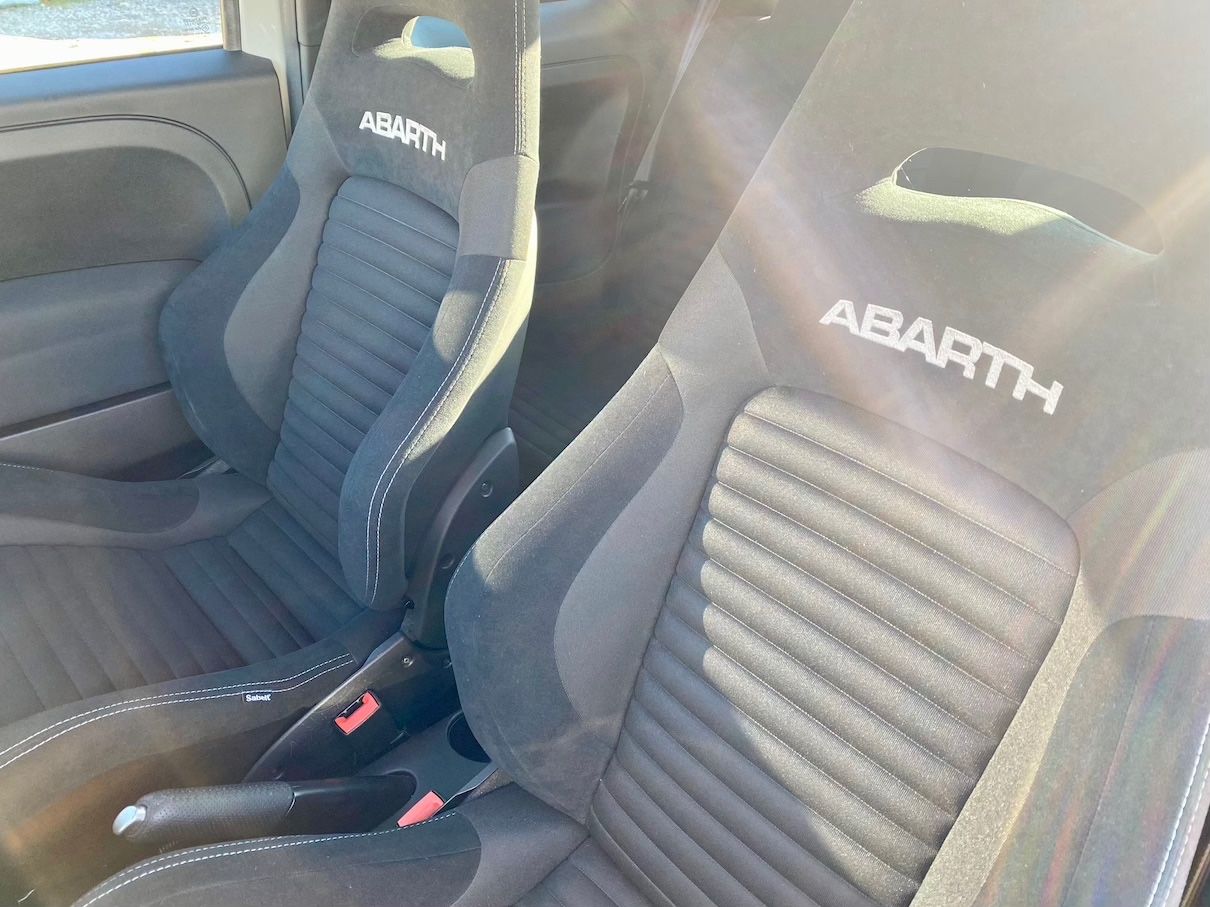 Fahrzeugabbildung Abarth 695 AAC NAVI BI-XENON BEATS MTA PAKET