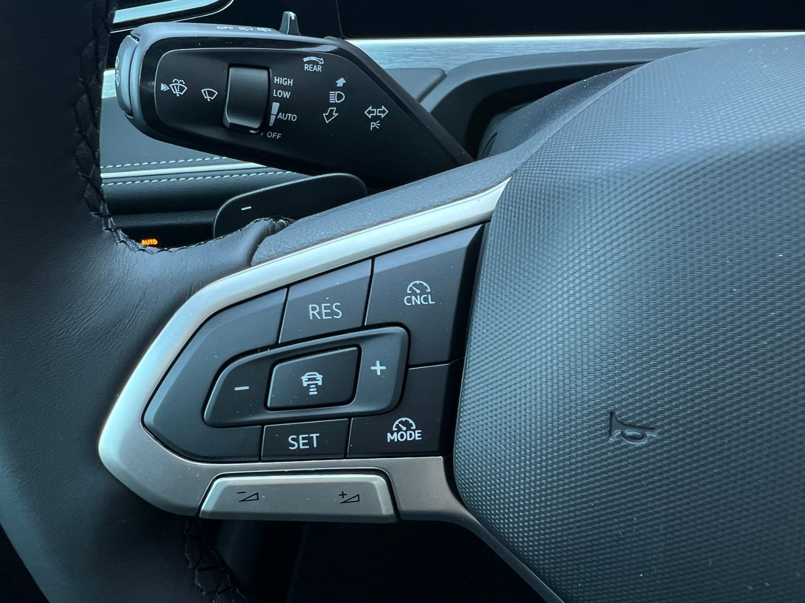Fahrzeugabbildung Volkswagen Passat Variant Elegance 1.5 eTSI DSG *AHK,IQ-Lig
