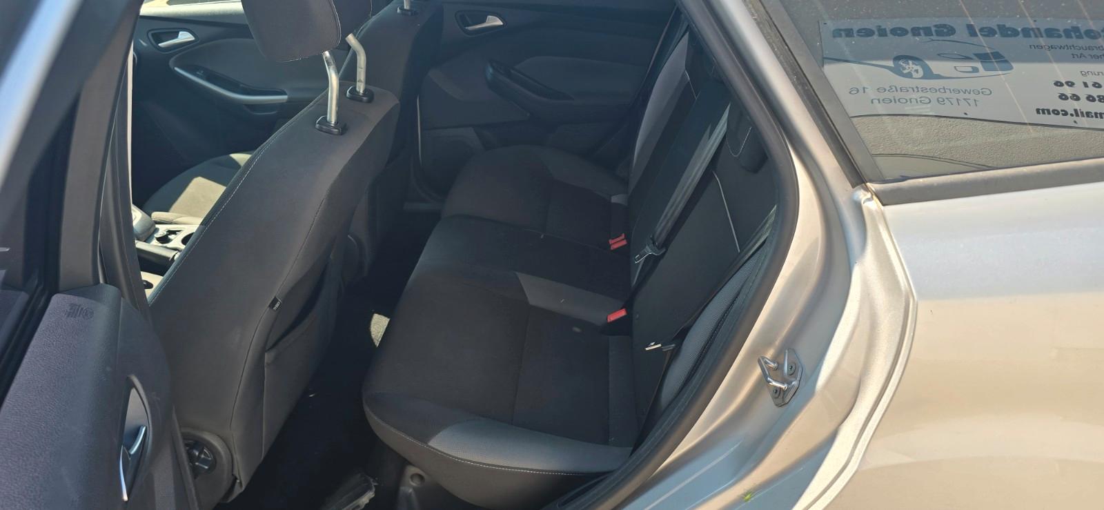 Ford Focus 2012 — photo 16