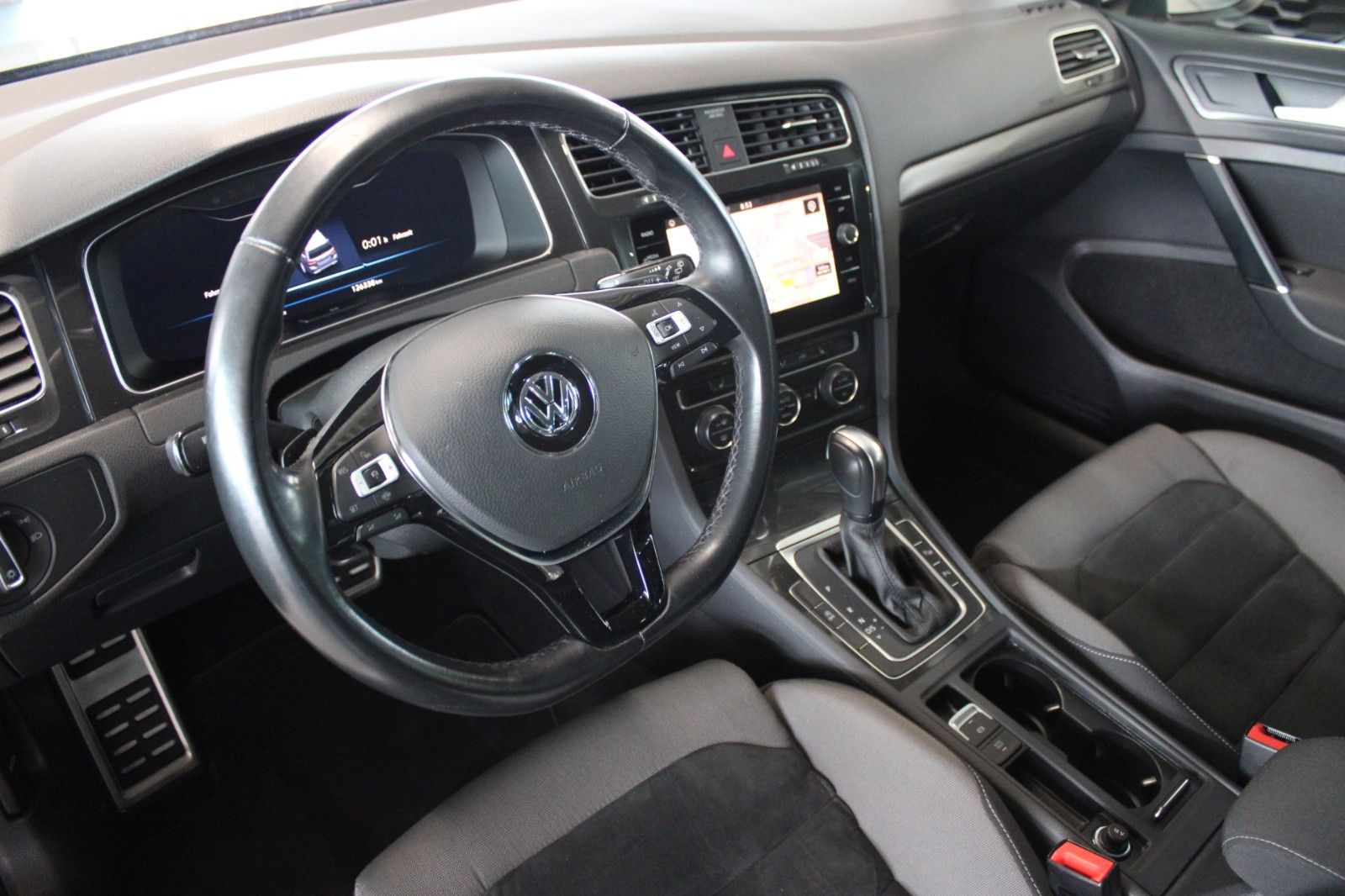 Fahrzeugabbildung Volkswagen Golf 2.0 TDI BMT DSG Comfortline LED STDHZ uvm.