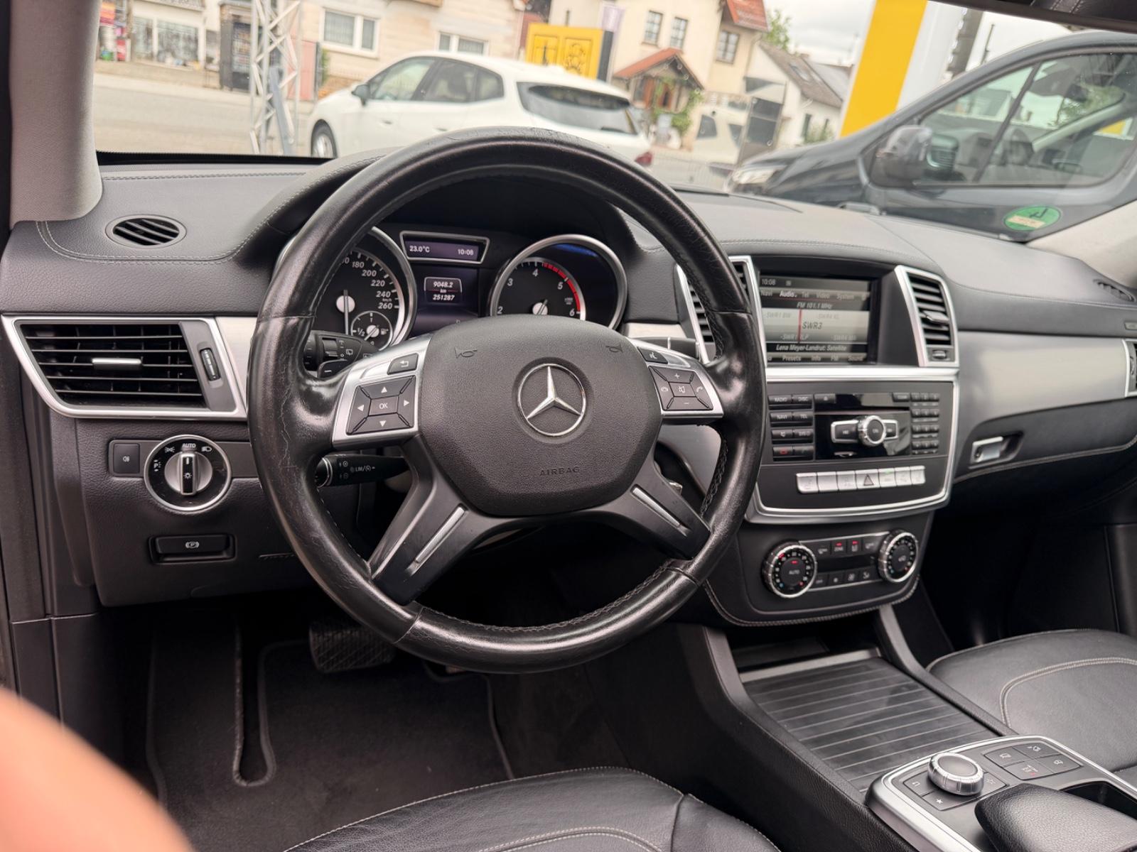 Mercedes-Benz ML 350 ML BlueTec 4Matic AMG*Pano.*AHK*