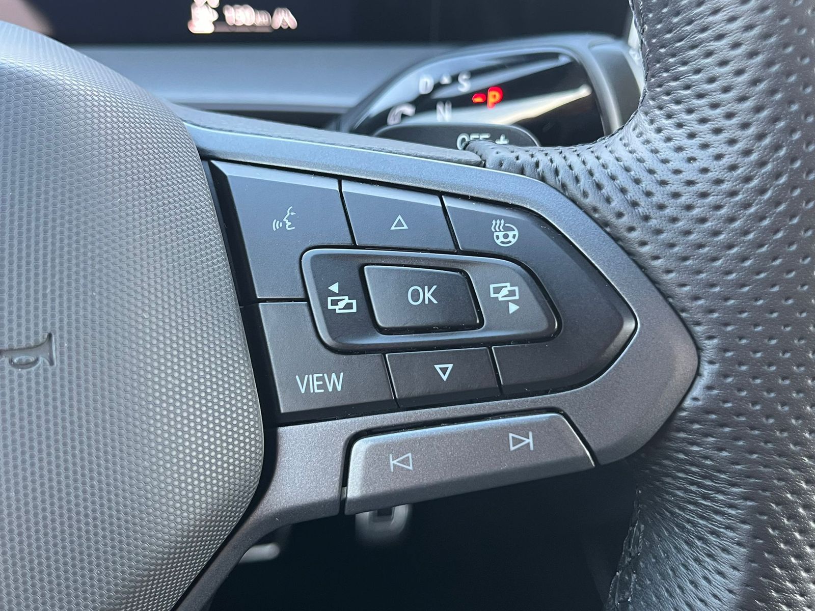 Fahrzeugabbildung Volkswagen Tayron 2.0 TDI 4M R-Line BLACK*7Si*MATRIX*PANO