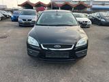 Ford Focus Lim. Ghia - Ford Focus aus 2005: Ghia