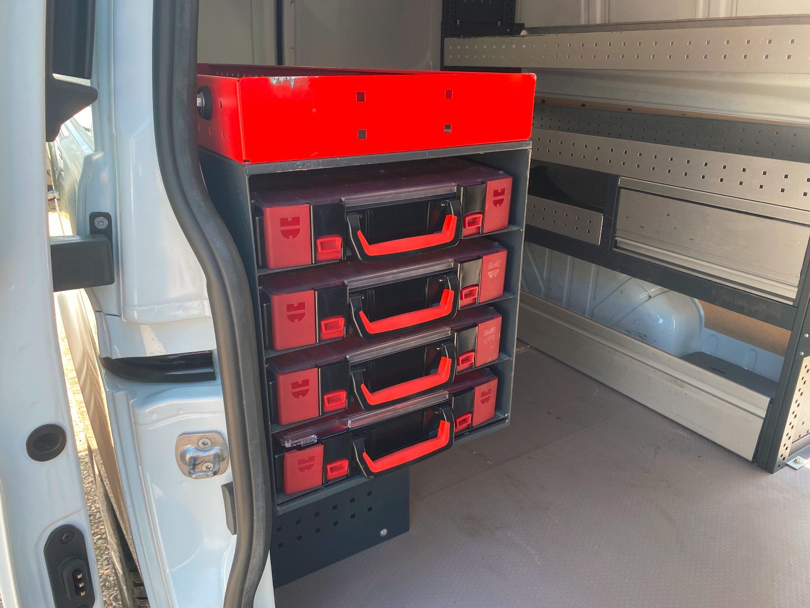 Fahrzeugabbildung Ford Transit Custom Kasten 320 L2 Trend,Regale
