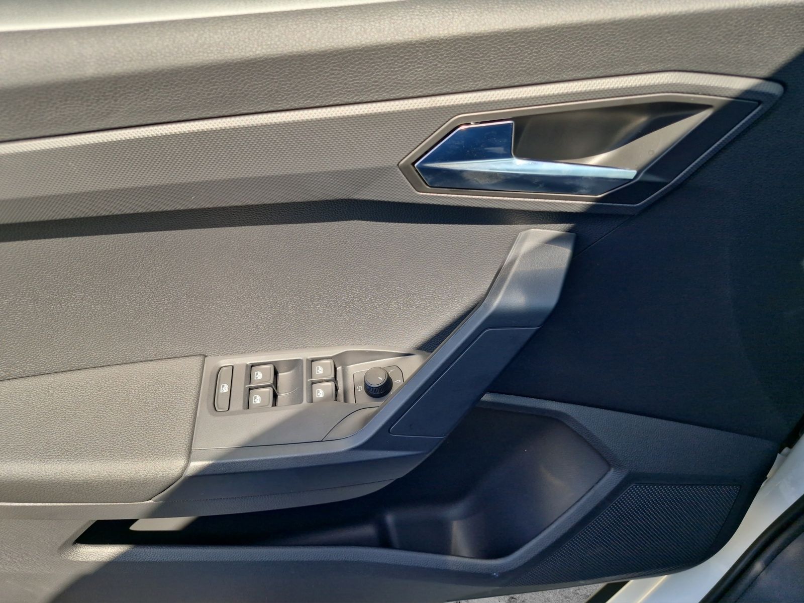 Fahrzeugabbildung SEAT Arona Road Edition 1.0 TSI AHZ LED RFK SH Keyles