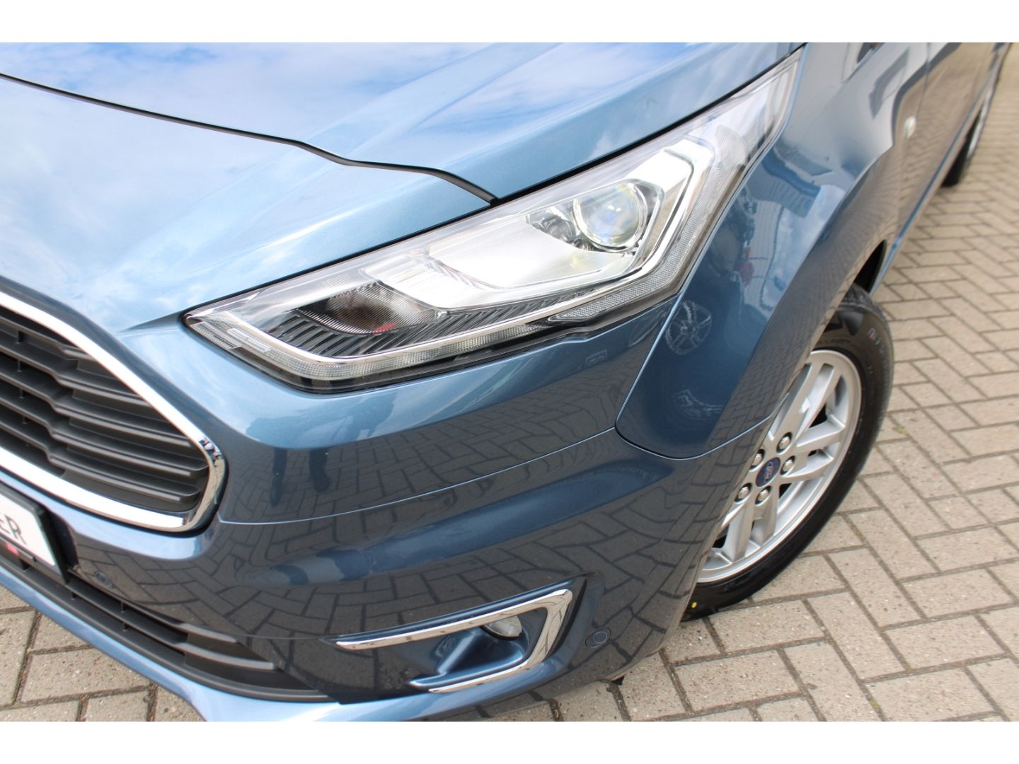 FORD Tourneo Connect 1.5 TDCi Titanium Xenon Navi AHK - Image 28