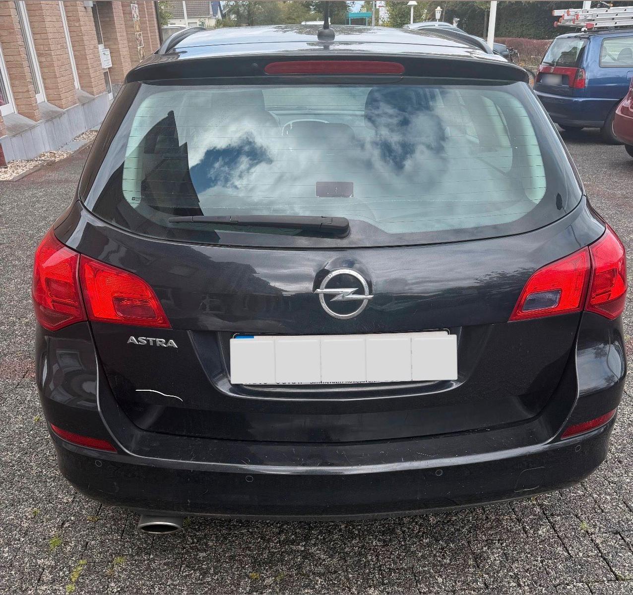Opel Astra 2012 — engine
