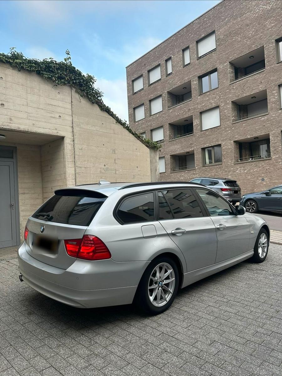 BMW 320 2011 — салон