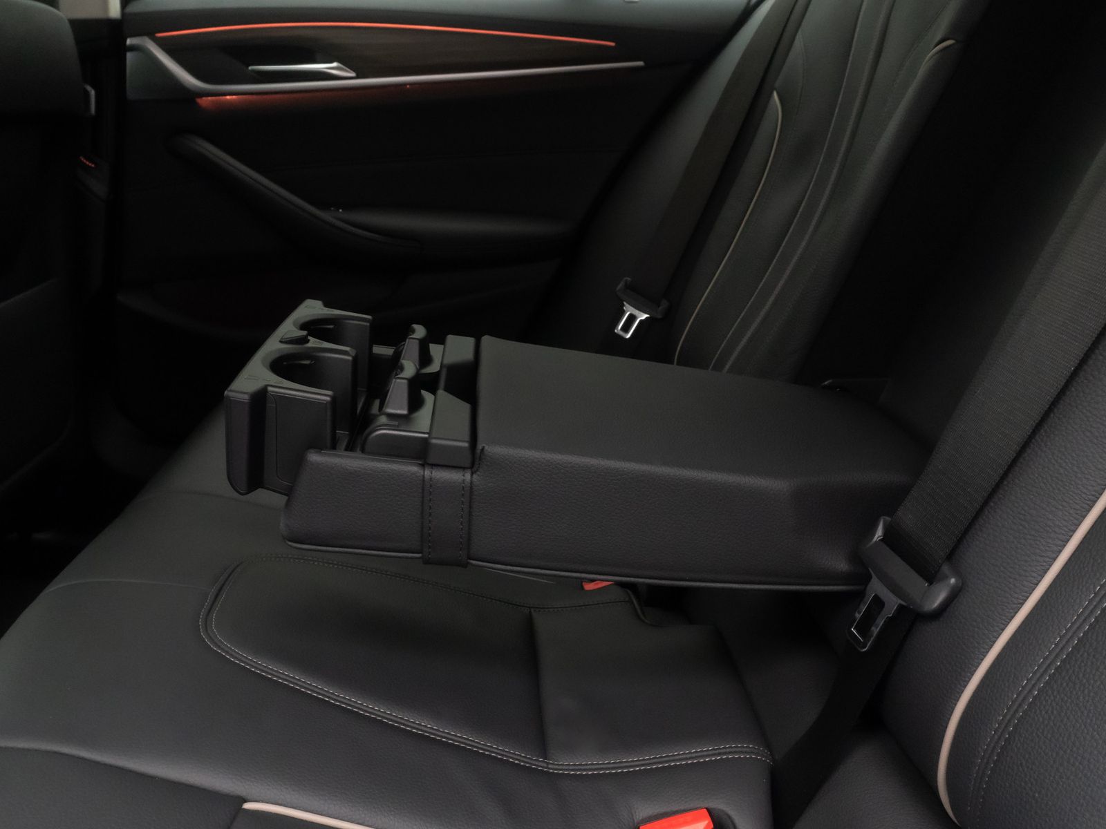 Fahrzeugabbildung BMW 520d Luxury Line HUD DAB Laser Kamera Sport Komf