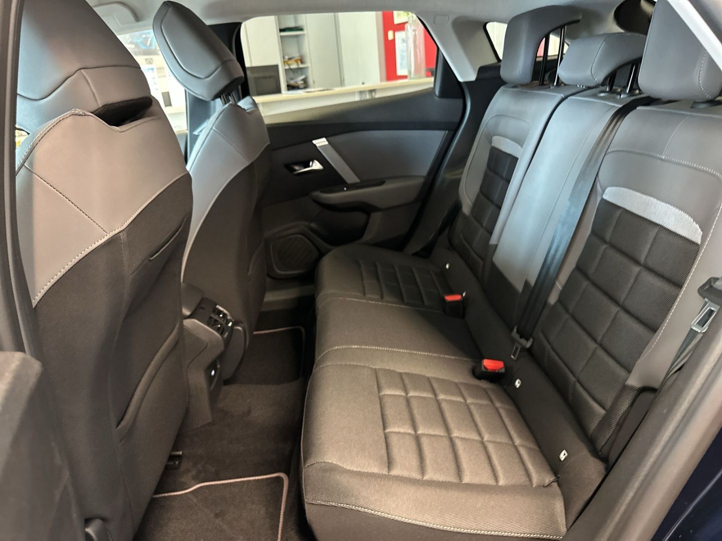 Fahrzeugabbildung Citroën C4 Hybrid 145 Collection Navi CarPlay SHZ Temp.