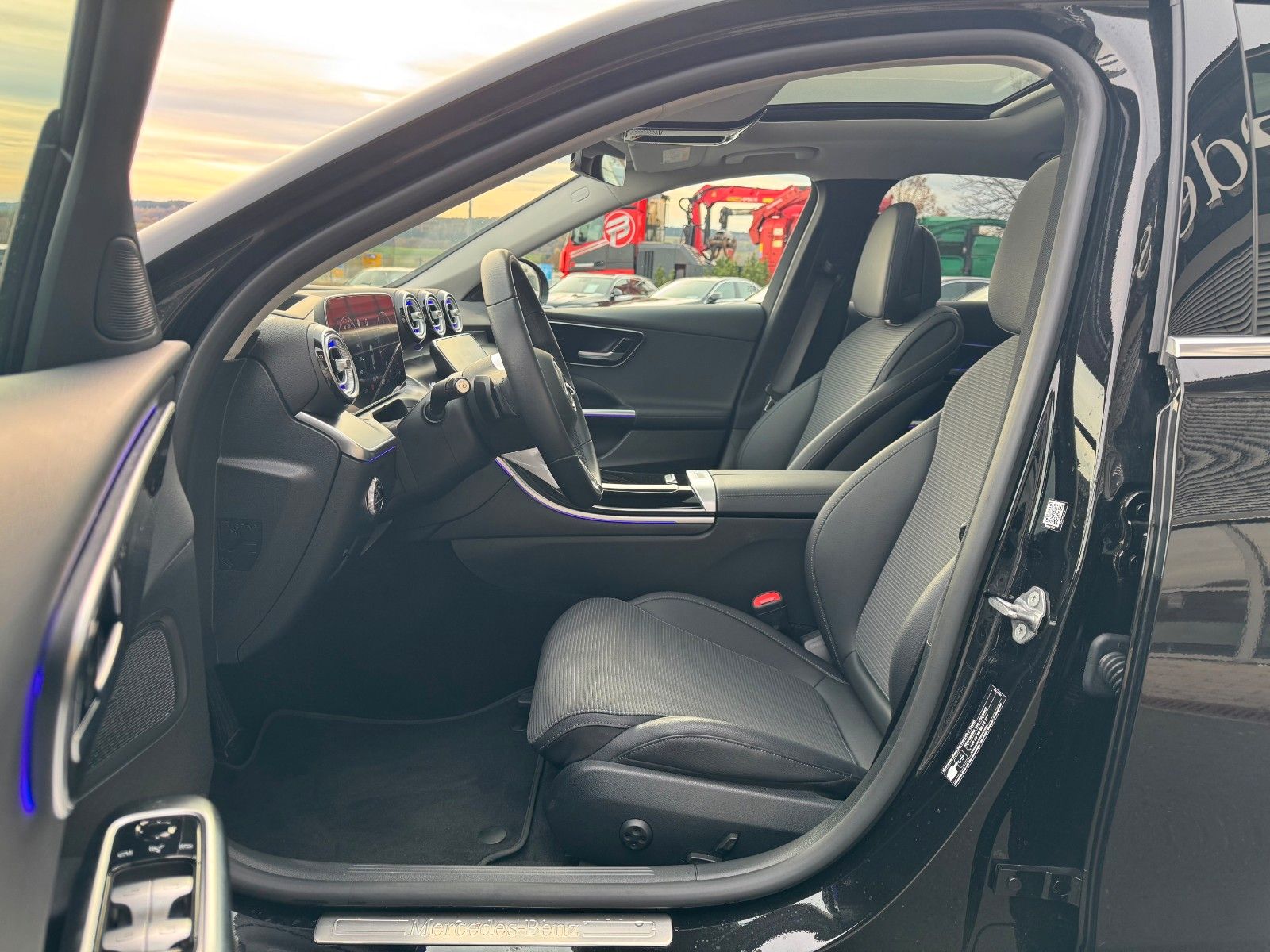 Fahrzeugabbildung Mercedes-Benz C 220d Avantgarde+Pano+HUD+RFK+TotW+AmbiPrem