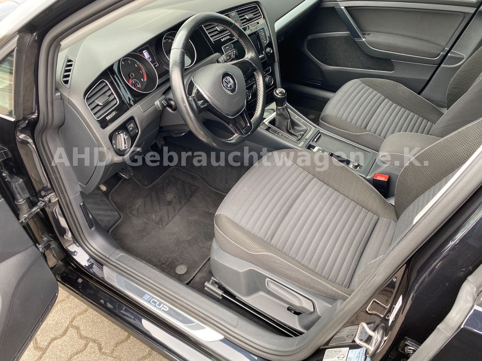 Fahrzeugabbildung Volkswagen Golf VII 1.2 TSI Limousine " Sondermodell Cup "