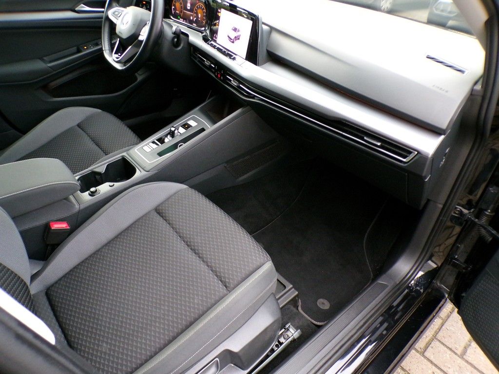 Fahrzeugabbildung Volkswagen Golf VIII 1.5 eTSI DSG Active *AHK*Matrix*NAVI*A