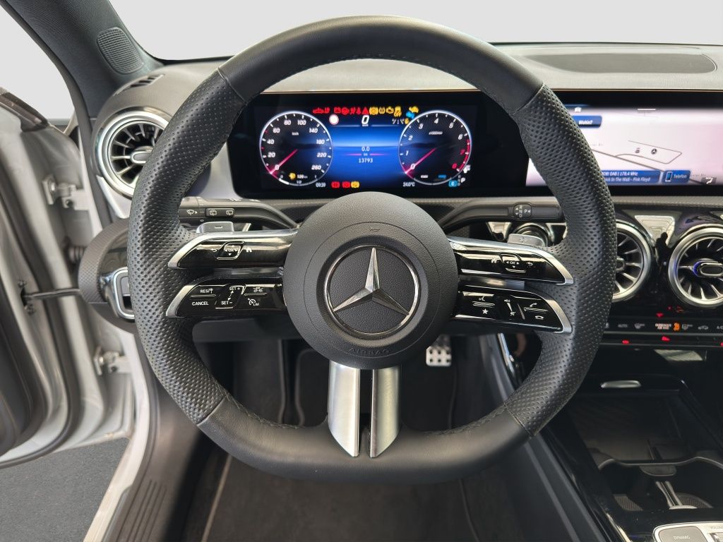 Fahrzeugabbildung Mercedes-Benz A 200 Kompaktlimousine AMG*Night*LED*SpH*PDC*RFK