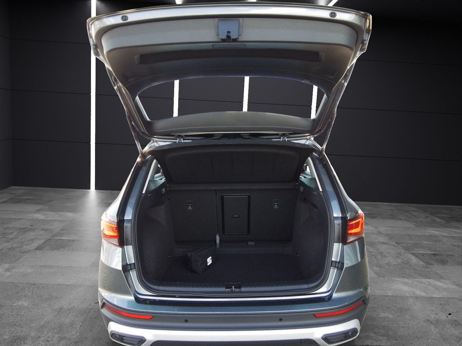 Fahrzeugabbildung SEAT Ateca TSI Style LED Navi ACC RFK SH App LM