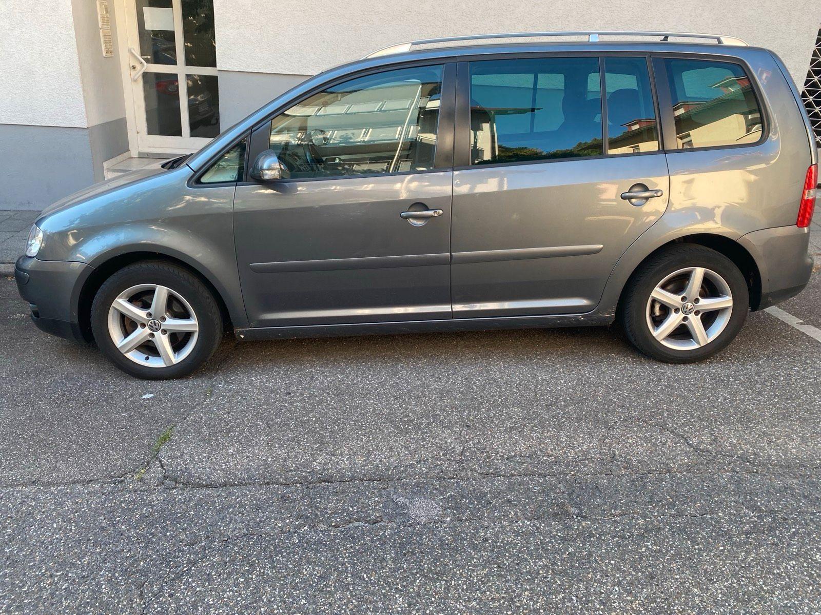 Volkswagen Touran 2004 — interior