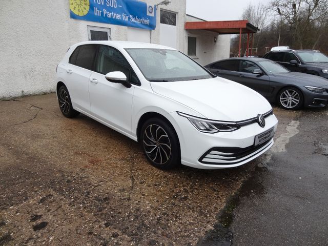 Fahrzeugabbildung Volkswagen Golf VIII Lim. Life/DSG/Navi/AHK/LED/PDC/150PS/
