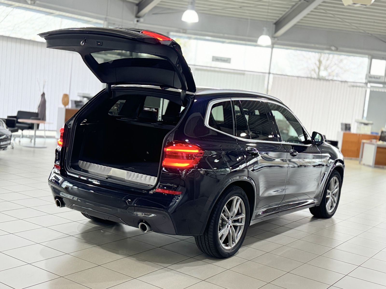 Fahrzeugabbildung BMW X3 xD30e M Sport Panorama 360° DAB HiFi Alarm