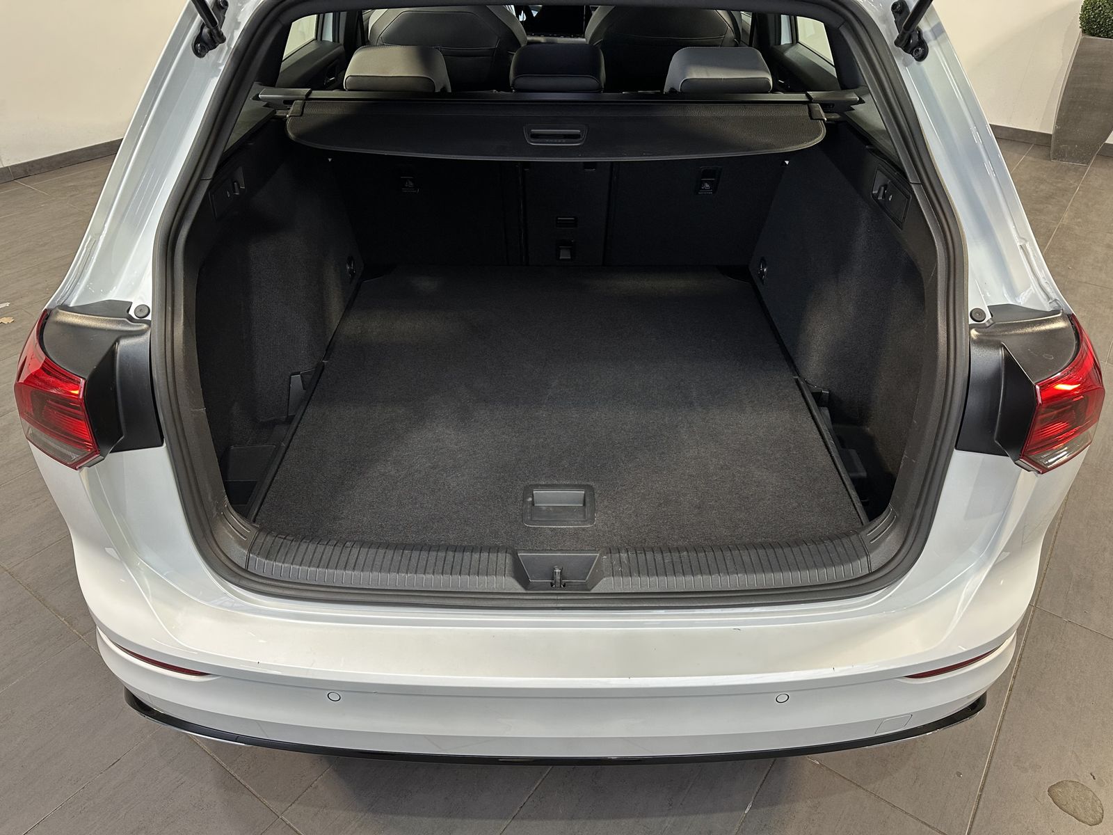 Fahrzeugabbildung Volkswagen Golf Variant 2.0 TDI DSG R-Line NAV+LED+AHK+KAM