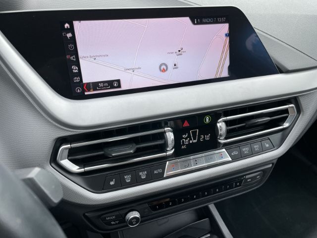 Fahrzeugabbildung BMW 118 i Advantage Autom. Navi, Sitzheizung, Tempom