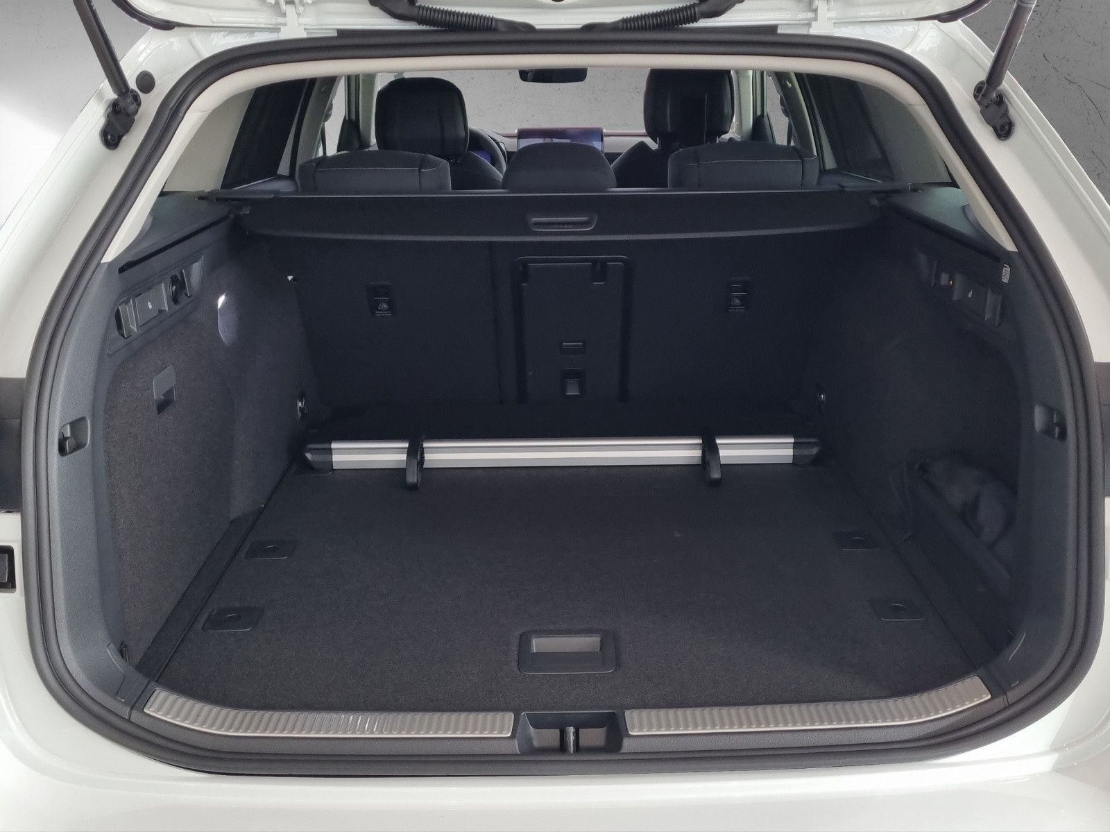 Fahrzeugabbildung SKODA Superb Combi Selection 2.0 TDI 142kW/193PS 4x4