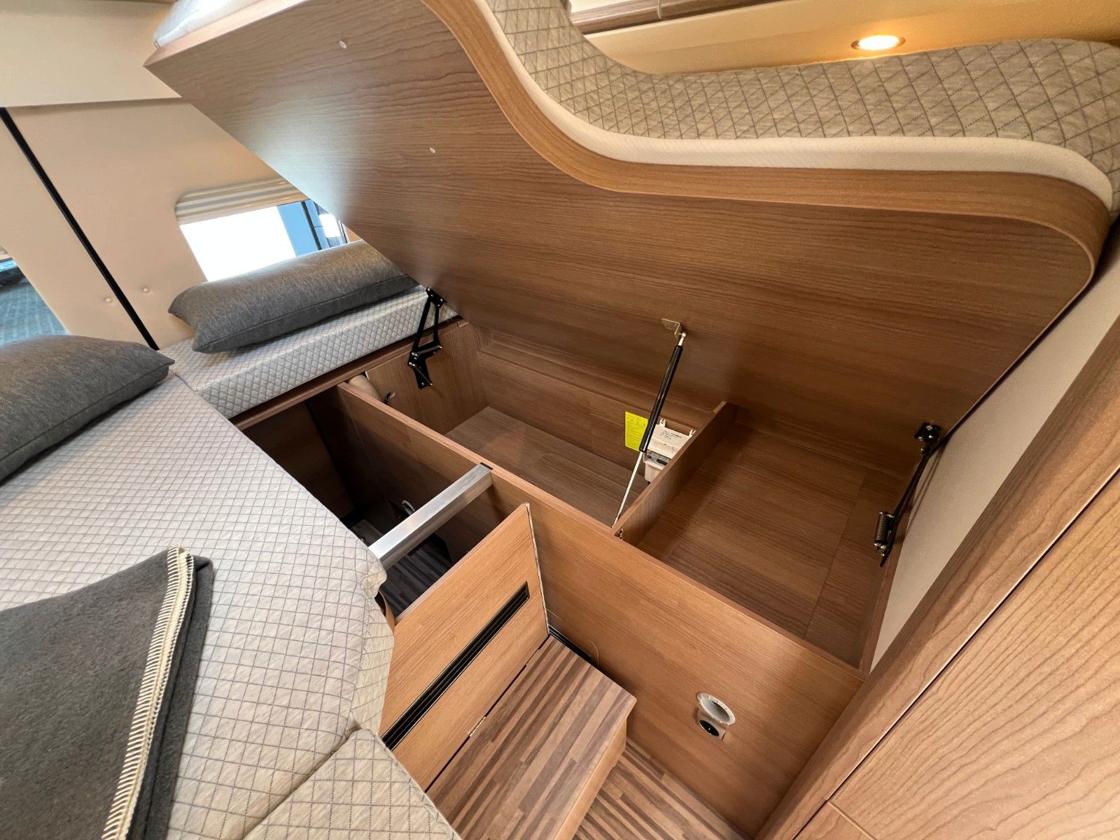 Fahrzeugabbildung Malibu Van first class - two rooms GT skyview 640 LE RB