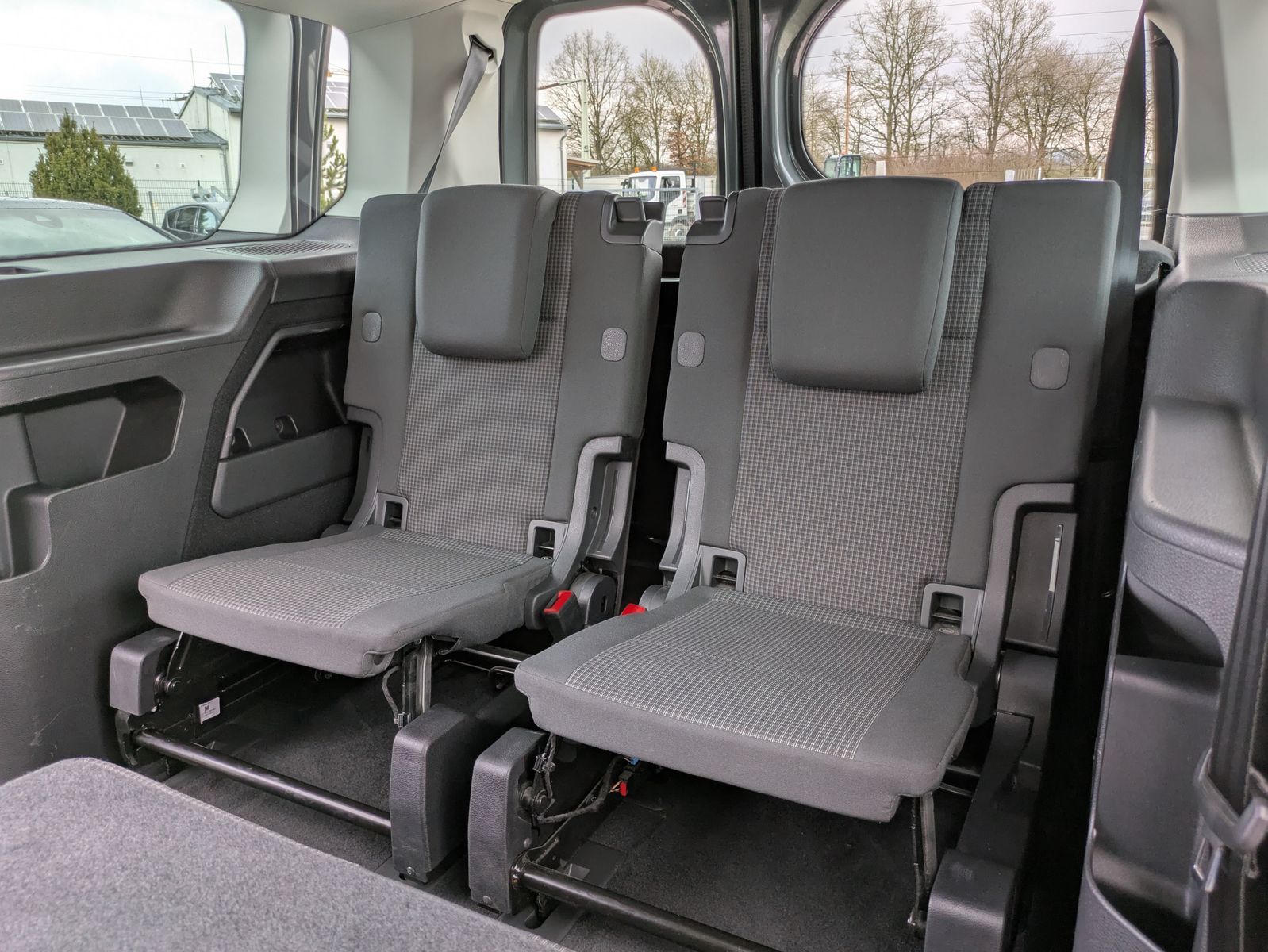 Fahrzeugabbildung Volkswagen Caddy Maxi 2.0 TDI 4M 7-SITZER*AHK*APP*KAMERA