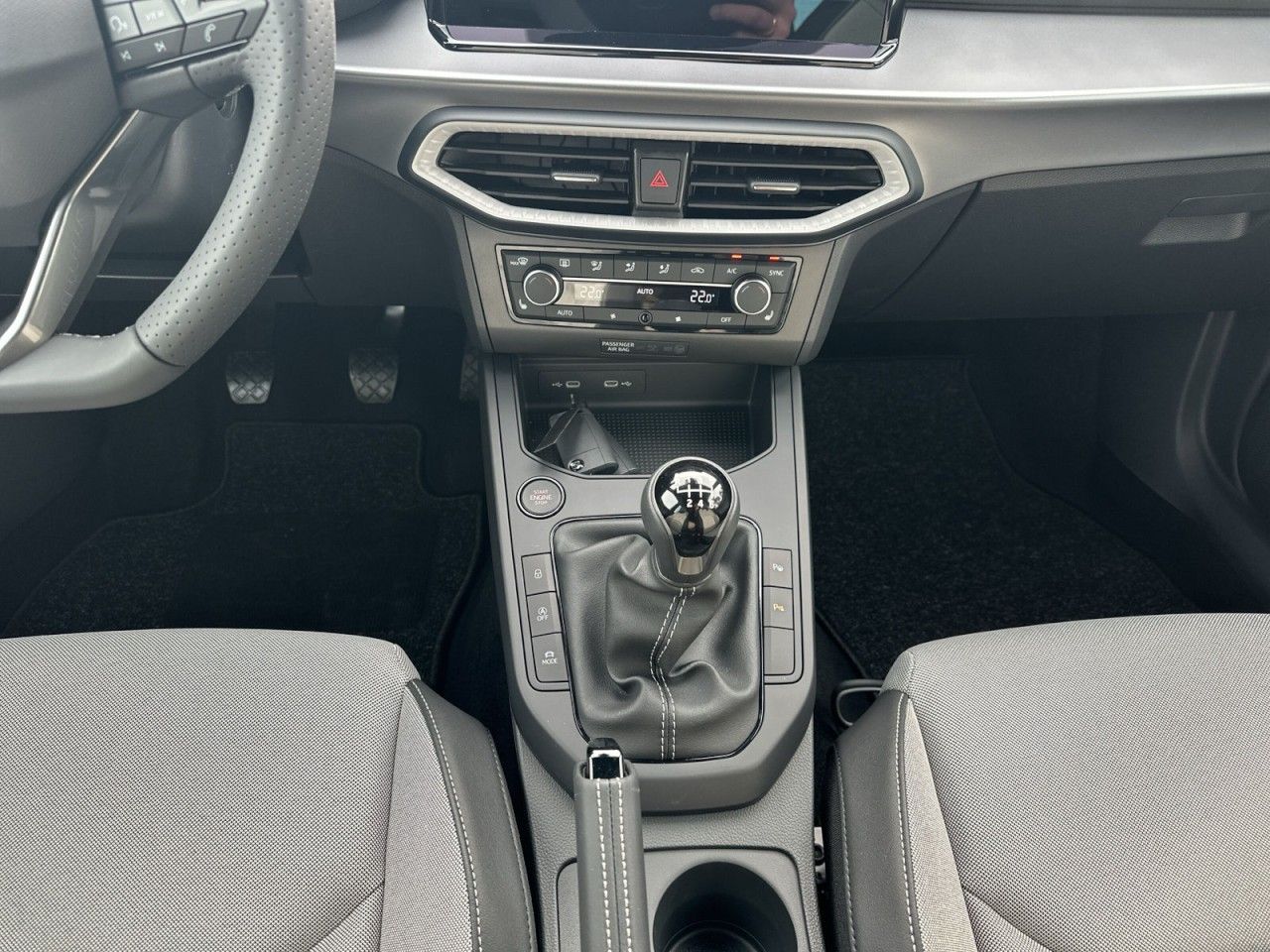 Fahrzeugabbildung SEAT Arona FR 1.0 TSI 85 kW - mit KI generiert/bearbeitet