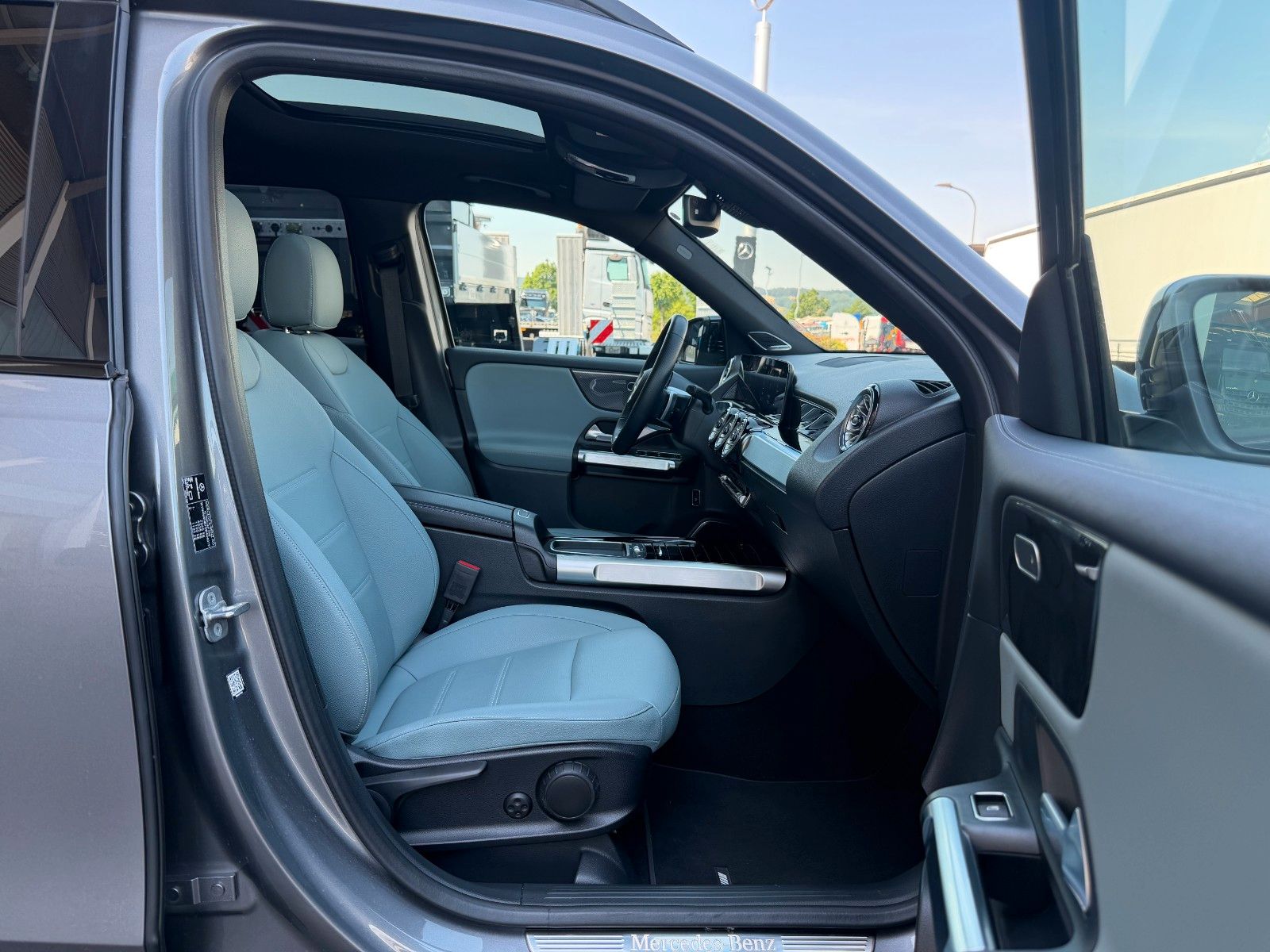 Fahrzeugabbildung Mercedes-Benz GLB 250 4M AMG Night+Pano+Burm+360°+Keyless+20"