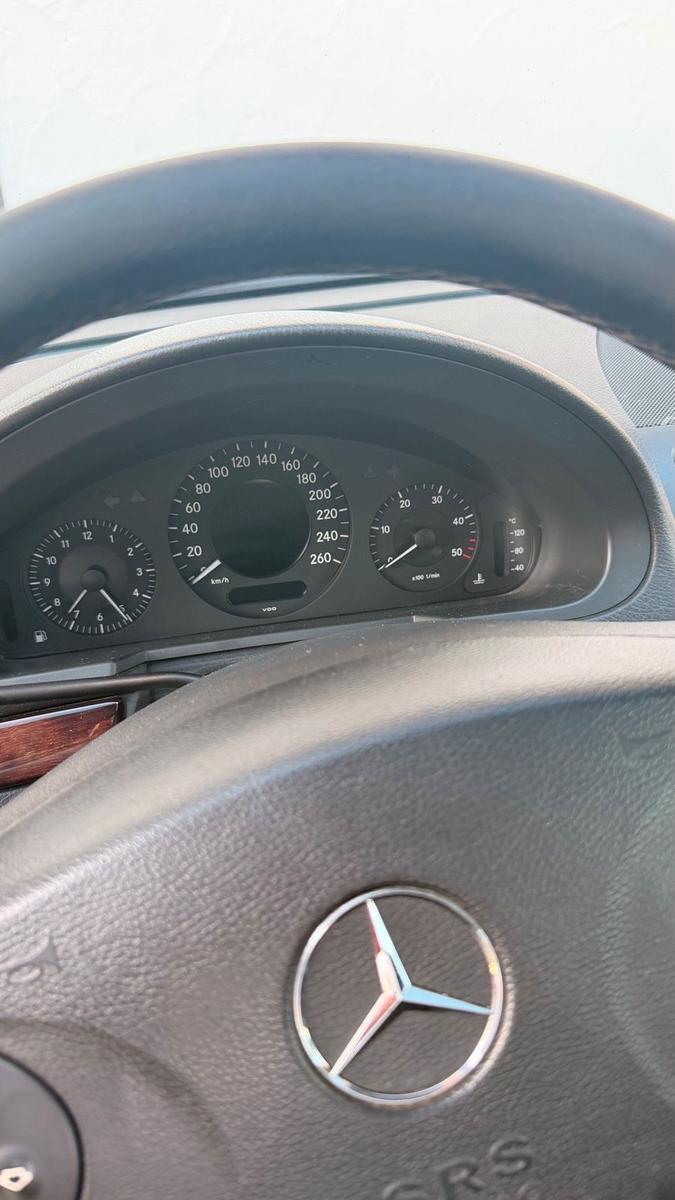 Mercedes-Benz E220 2004 — photo 9