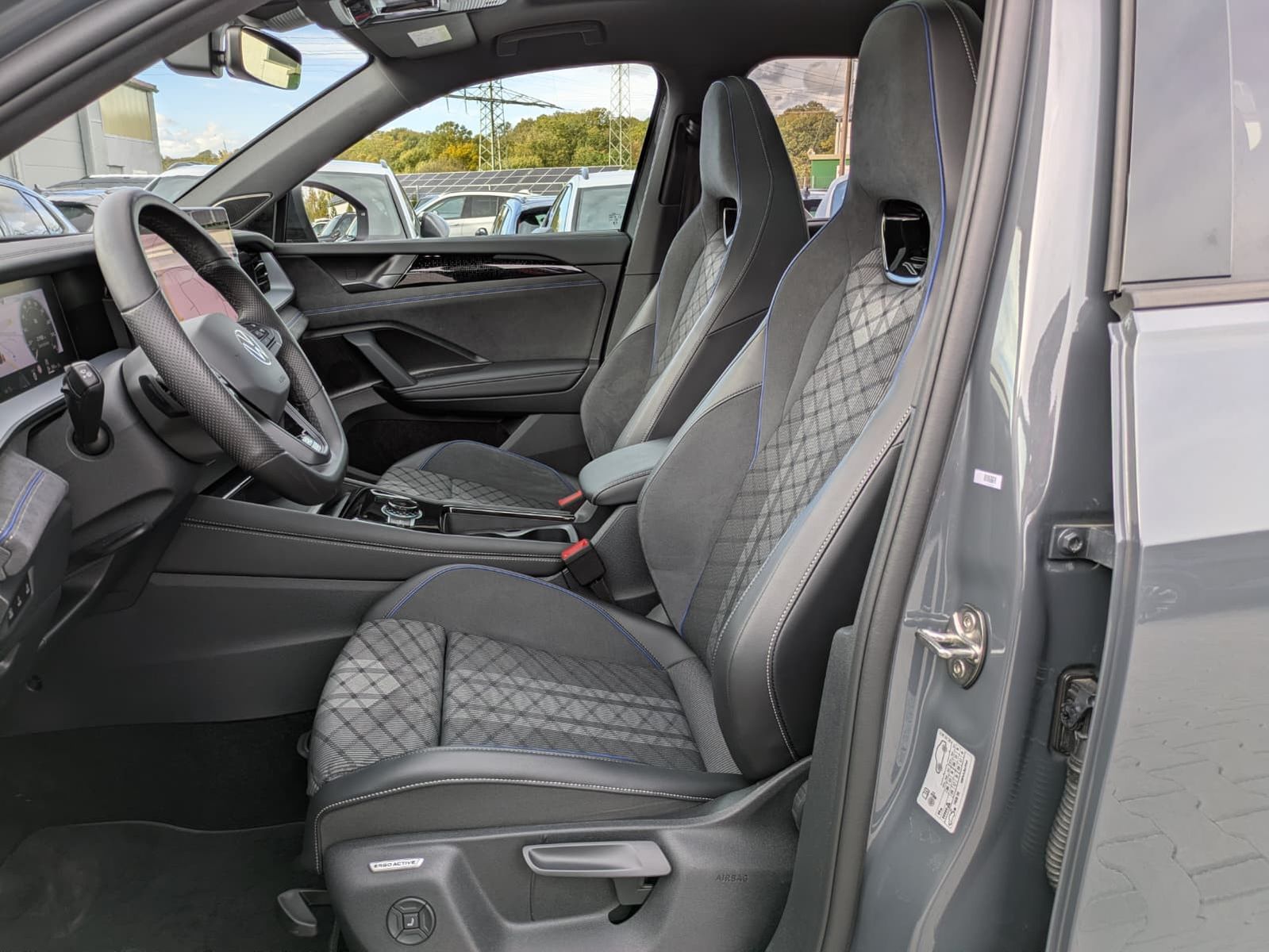 Fahrzeugabbildung Volkswagen Tayron 2.0 TDI 4M R-Line 7Si*MATRIX*AHK*PANO*HUD