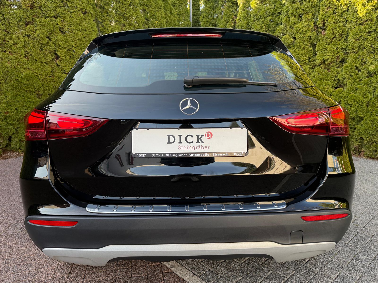 Fahrzeugabbildung Mercedes-Benz GLA 180 7G LED+MBUX+VIRT+SHZ+KAM+PARK+T-LEDER+