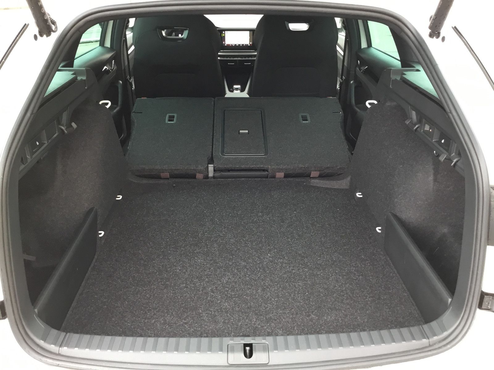 Fahrzeugabbildung SKODA Octavia 2.0 TSI DSG RS COMBI+AHK+Pano+el.Heckkla