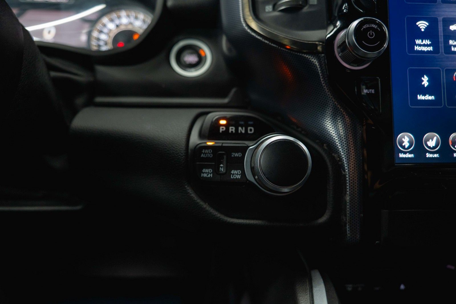 Fahrzeugabbildung Dodge RAM 5.7 V8 HEMI 4x4 OFFROAD Night-Paket LONGBED