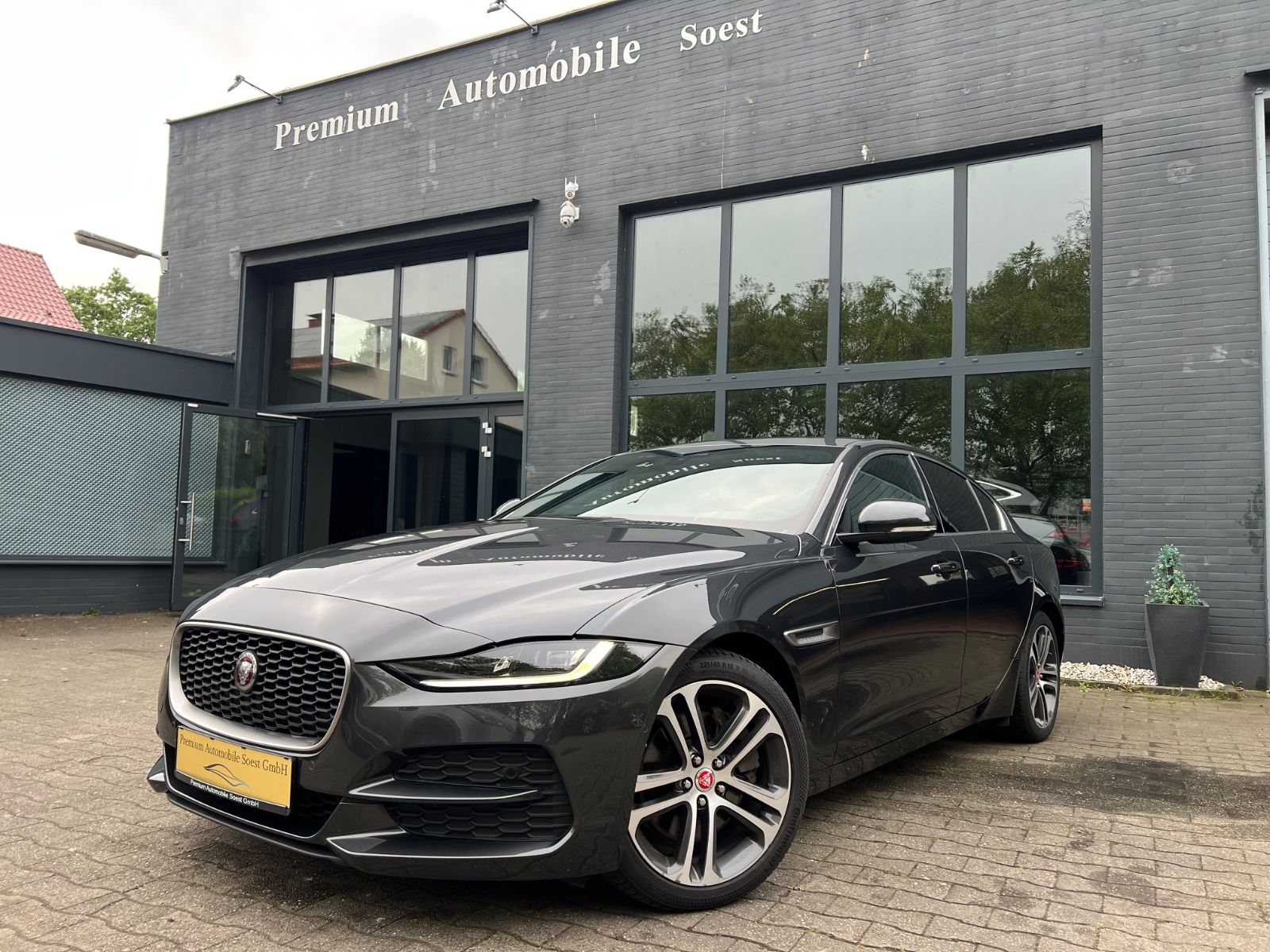 JAGUAR XE