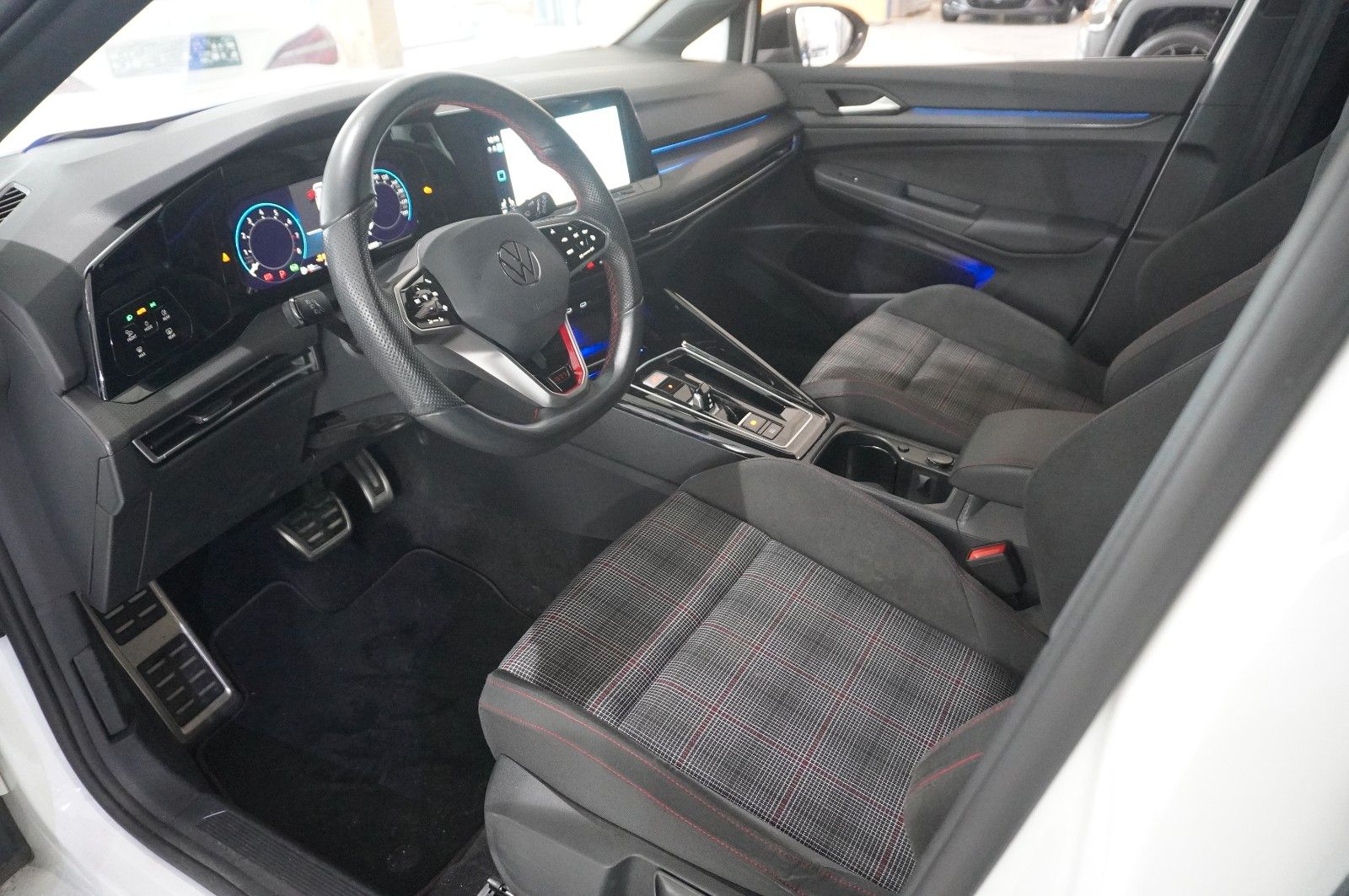 Fahrzeugabbildung Volkswagen Golf VIII Lim. 2.0 TSI GTI DSG NAVI/LED/KAMERA