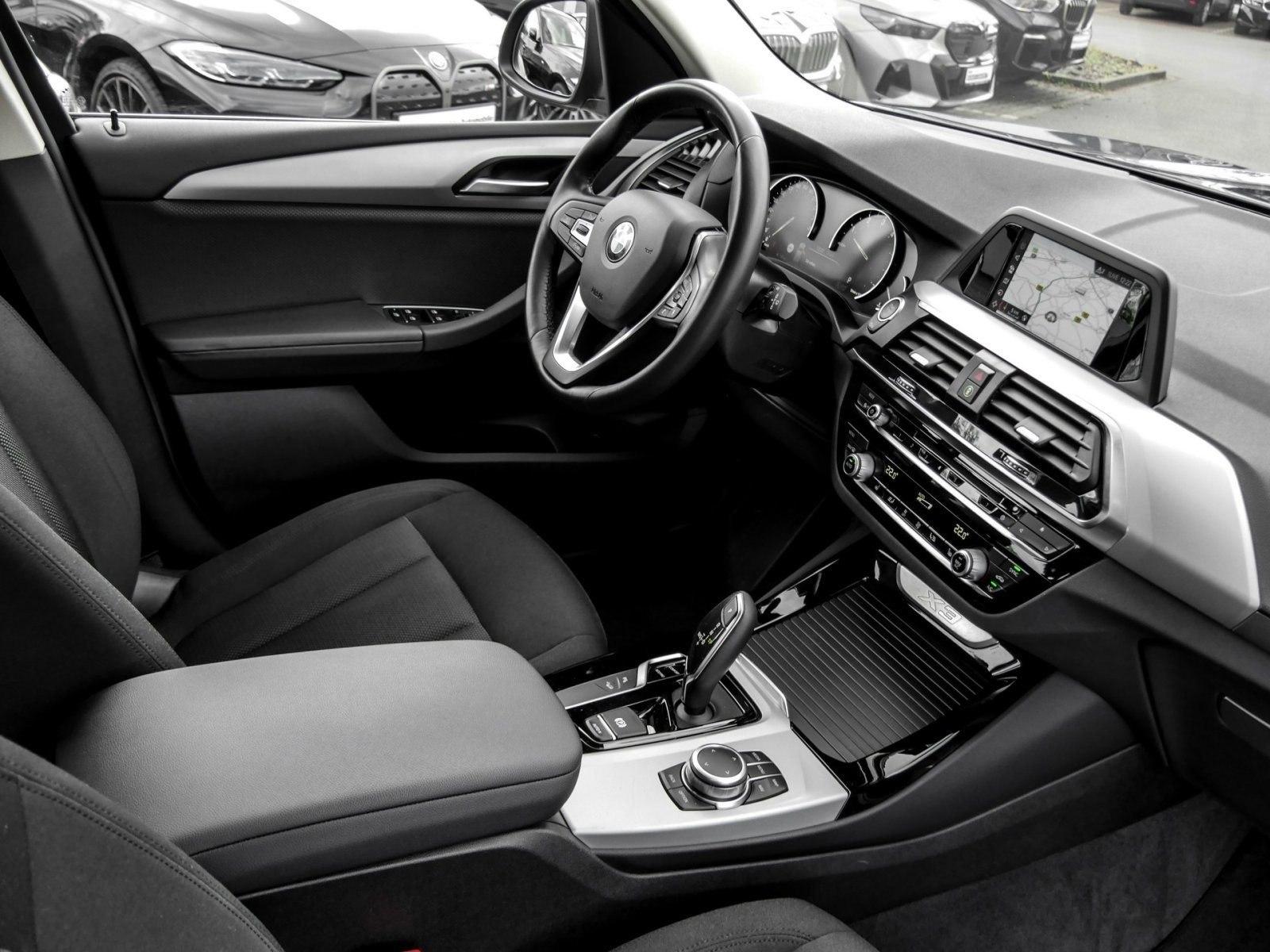 BMW X3 xDrive20i A RFK NAVI LED PDC V+H Parkass. LM