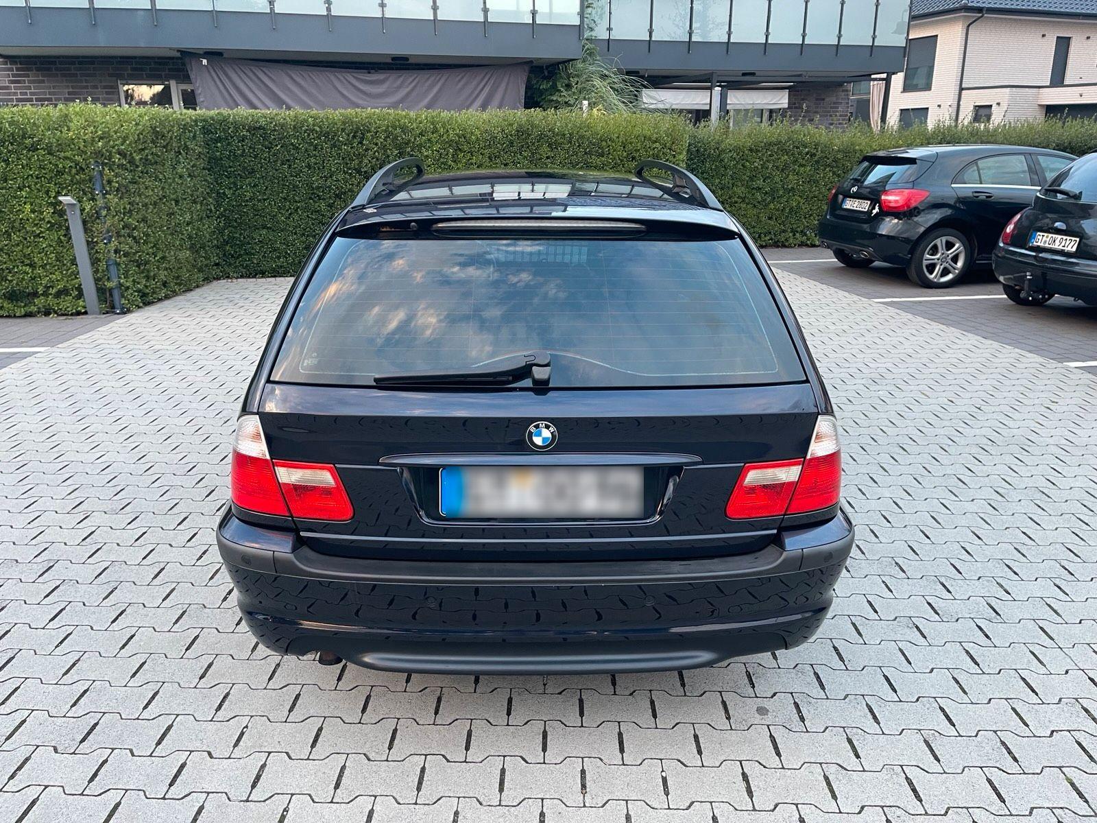 BMW 320 2004 — rear view