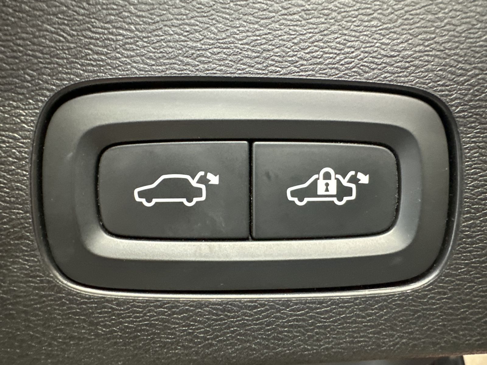 Fahrzeugabbildung Volvo V60 Ultimate Plug-In Hybrid AWD NAV+LED+PANO+ACC