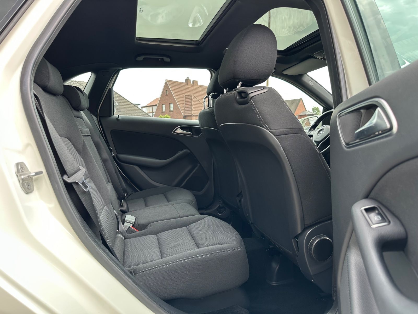 Fahrzeugabbildung Mercedes-Benz B 180 AHK/BiXenon/Pano/Navi/SHZG/GJR