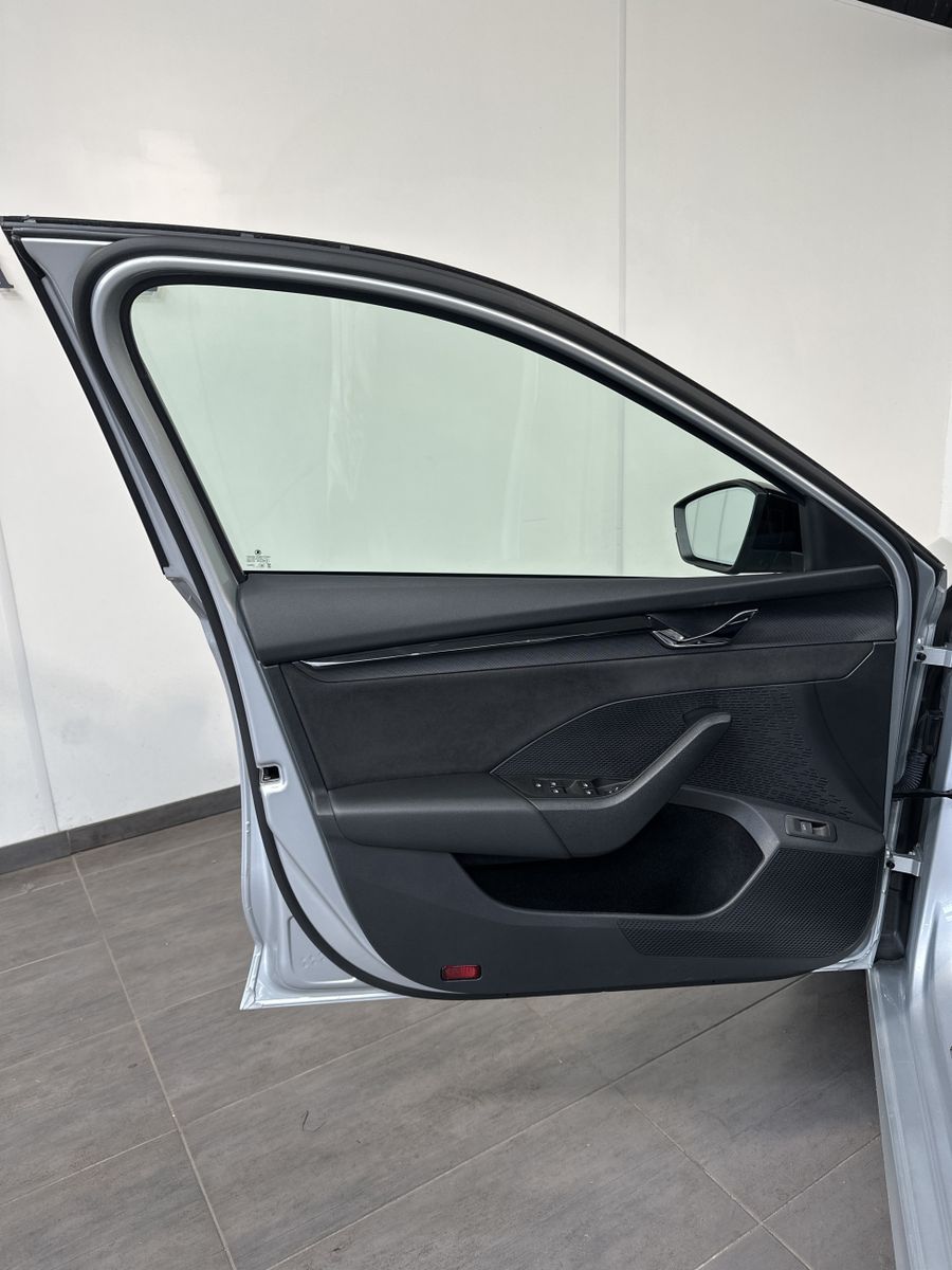 Fahrzeugabbildung SKODA Octavia Combi 4x4 RS NAV+LED+PANO+ACC+AHK+19ZOLL