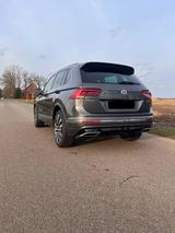 Volkswagen Tiguan 2.0 TSI 162kW DSG 4MOTION Highline Hi... - Volkswagen Tiguan mit Benzin-Antrieb: Teilleder