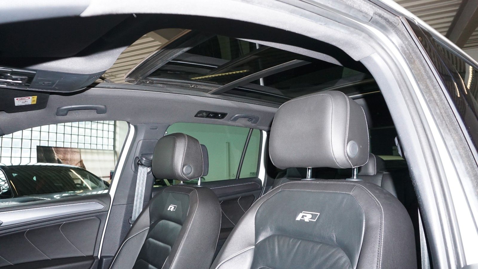 Fahrzeugabbildung Volkswagen Tiguan 4Motion R line *PANO*KAMERA*PERLMUTT*