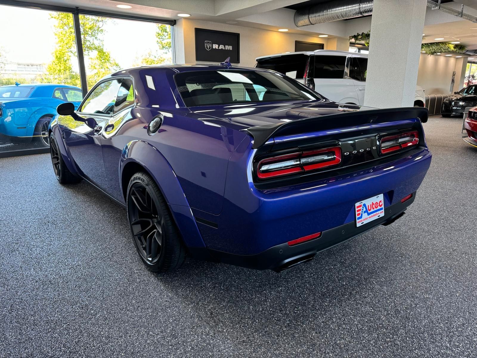 Fahrzeugabbildung Dodge CHALLENGER HELLCAT JAILBREAK-LAGUNA-WAVE CARBON